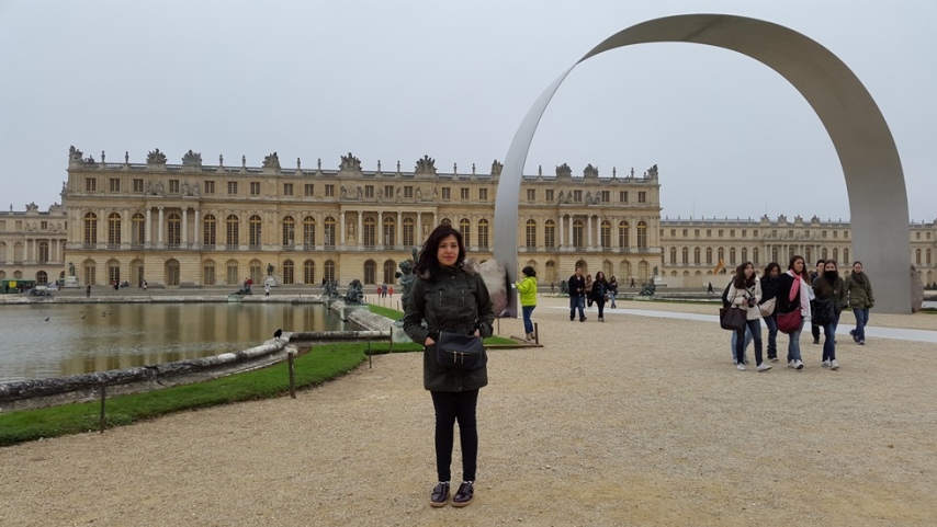 Pemandangan istana Versailles dari belakang (taman)